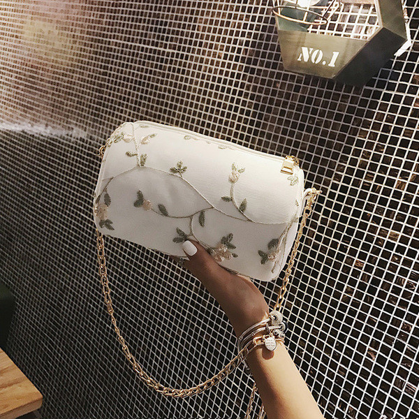 Geantă mică rotundă cu broderie în trei culori