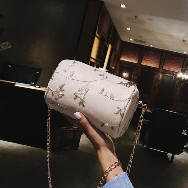 Geantă mică rotundă cu broderie în trei culori