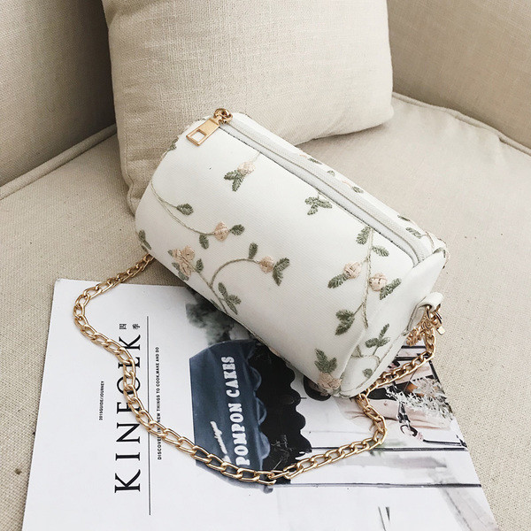 Geantă mică rotundă cu broderie în trei culori