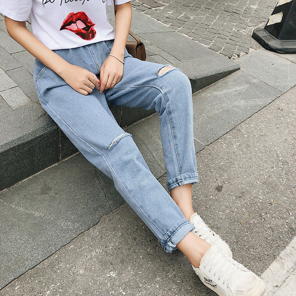 Blugi de dama cu motive rupte intr-un model larg