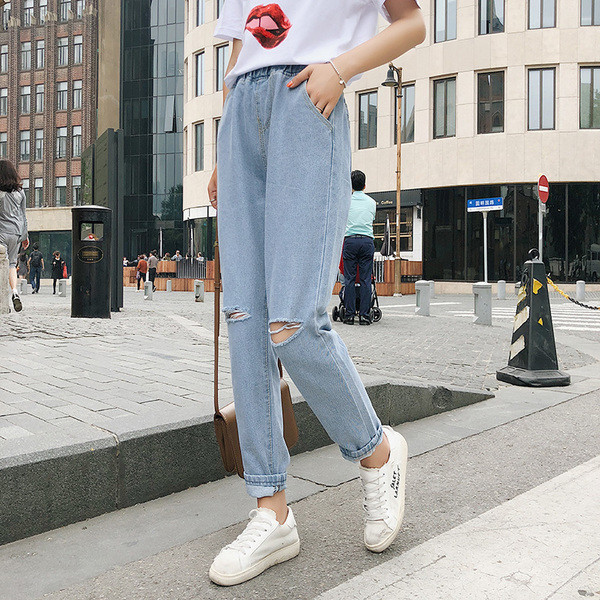 Blugi de dama cu motive rupte intr-un model larg