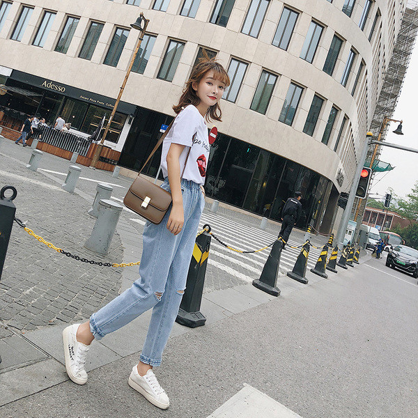 Blugi de dama cu motive rupte intr-un model larg