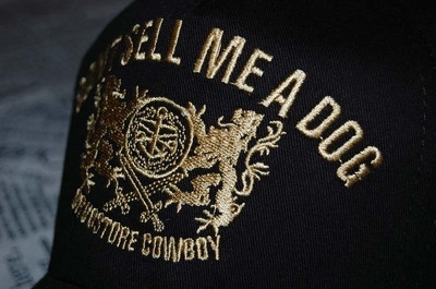 Мъжка шапка в три цвята с цветна бродерия