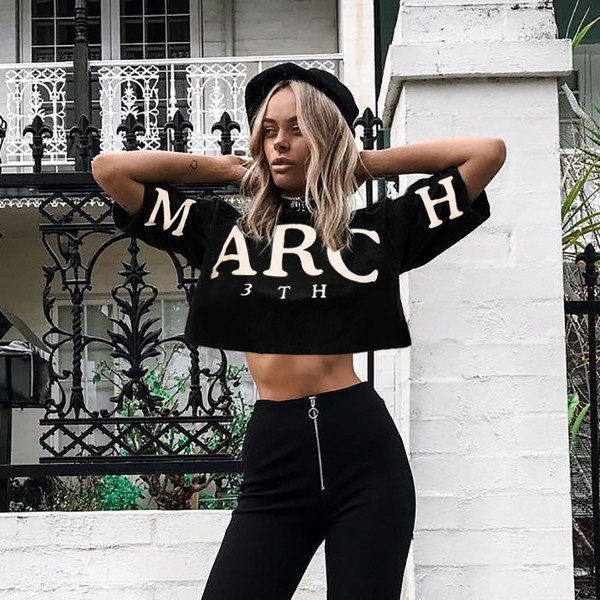 Bluză de damă scurtă, neagră, modernă, cu inscripție albă