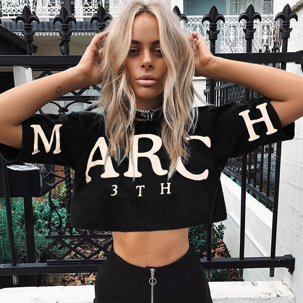 Bluză de damă scurtă, neagră, modernă, cu inscripție albă