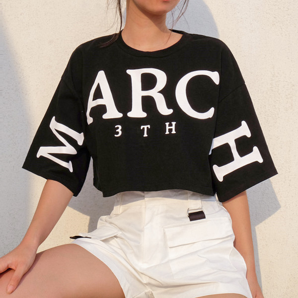 Bluză de damă scurtă, neagră, modernă, cu inscripție albă