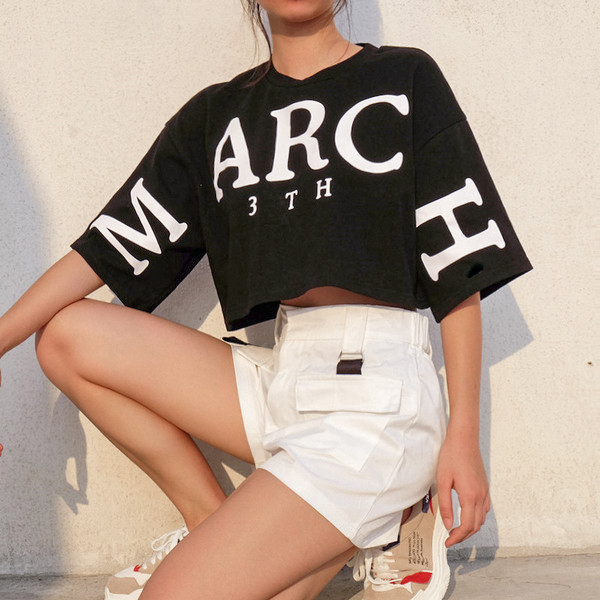 Bluză de damă scurtă, neagră, modernă, cu inscripție albă