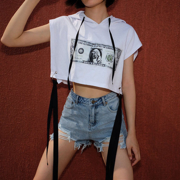 Tricou alb scurt casual, cu glugă și aplicație