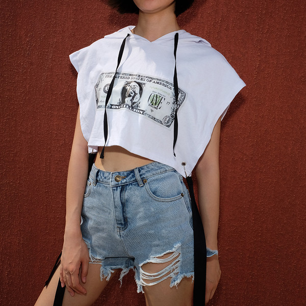 Tricou alb scurt casual, cu glugă și aplicație