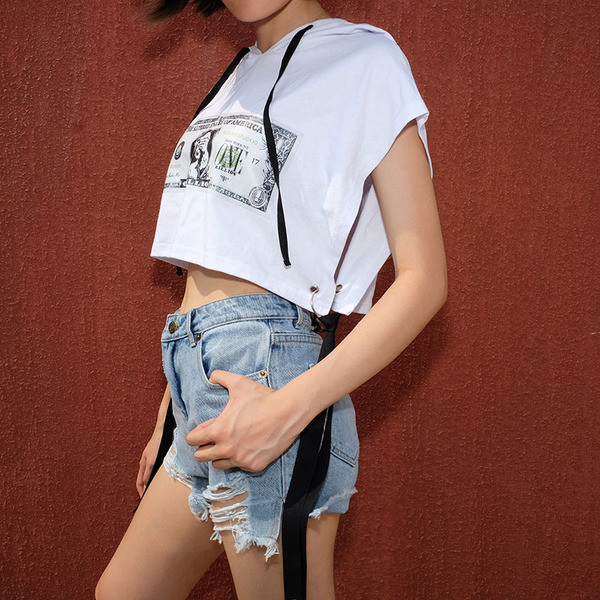 Tricou alb scurt casual, cu glugă și aplicație