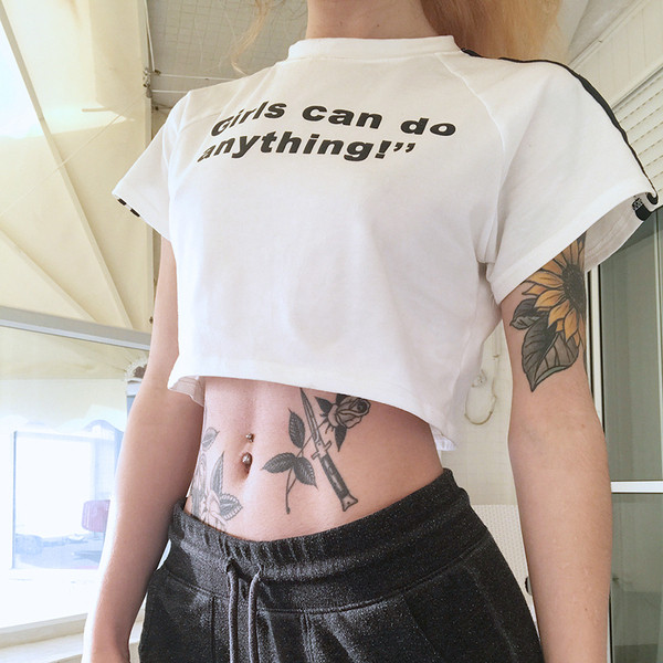 Tricou alb scurt, modern, cu o inscripție