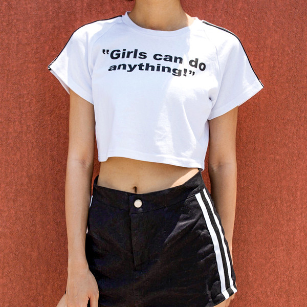 Tricou alb scurt, modern, cu o inscripție