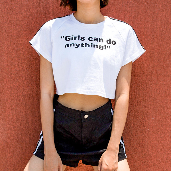 Tricou alb scurt, modern, cu o inscripție