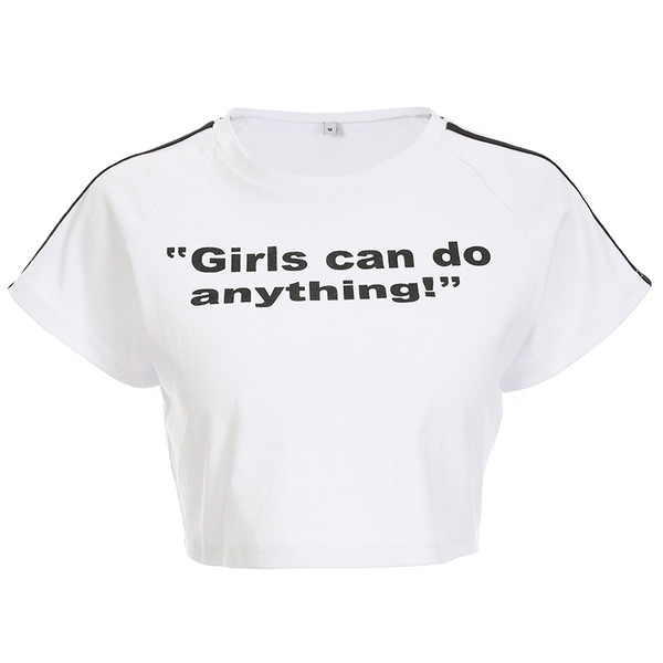 Tricou alb scurt, modern, cu o inscripție