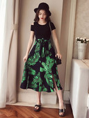 Стилна дамска рокля с флорални мотиви в два цвята