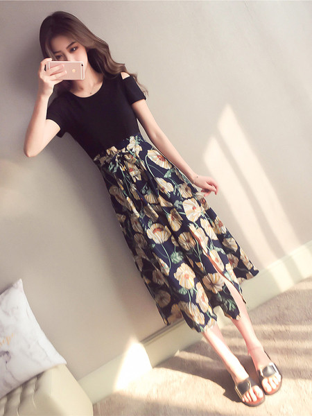 Стилна дамска рокля с флорални мотиви в два цвята 