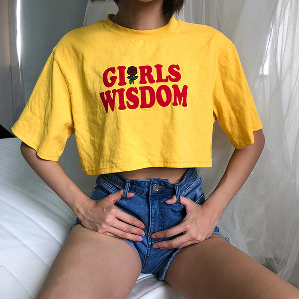 Tricou scurt de damă modern de culoare galbenă cu inscripție