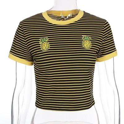 Tricou scurt de damă cu dungi cu aplicație de ananas