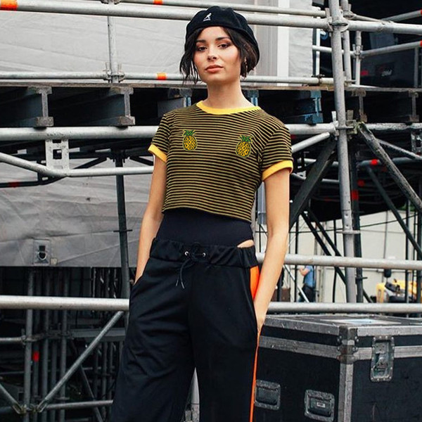 Tricou scurt de damă cu dungi cu aplicație de ananas