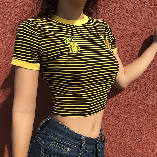 Tricou scurt de damă cu dungi cu aplicație de ananas