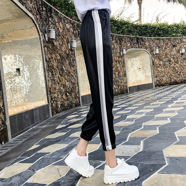 Costum casual de dama in doua culori cu margini albe