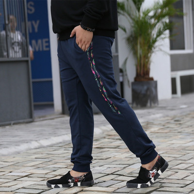 Costum casual barbatesc cu margini laterale colorate