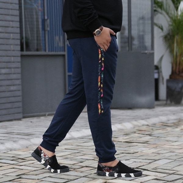 Costum casual barbatesc cu margini laterale colorate