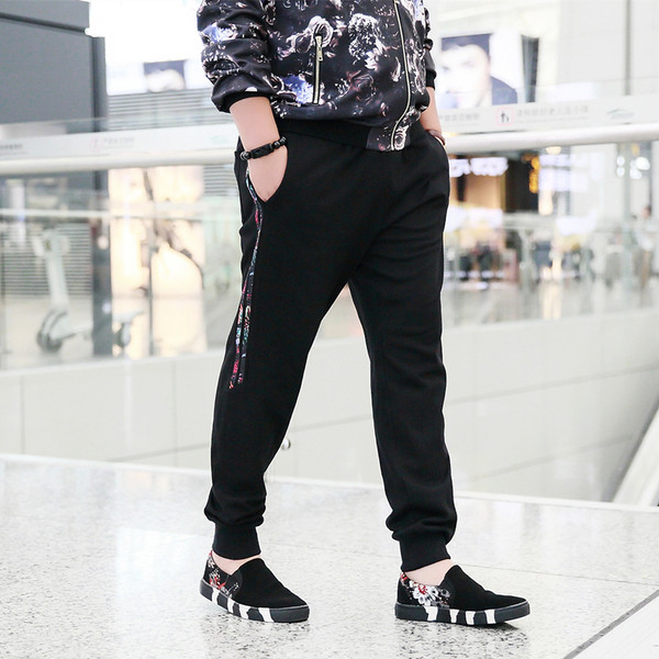 Costum casual barbatesc cu margini laterale colorate