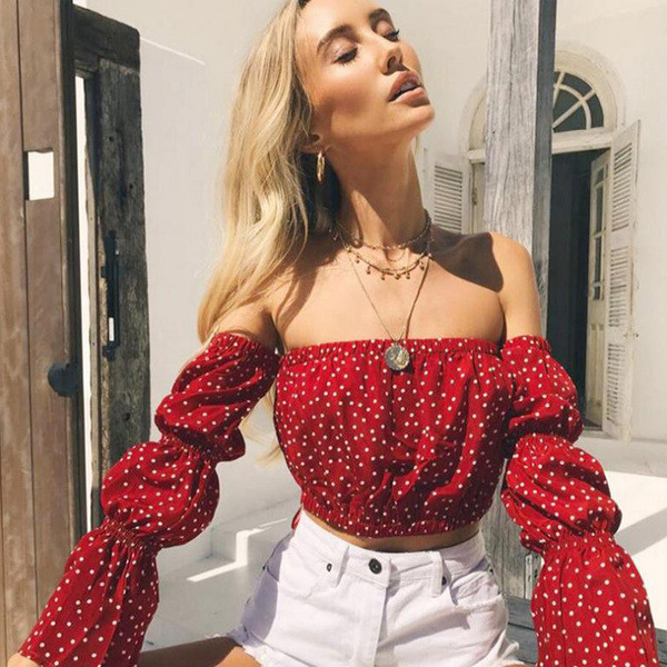 Bluză scurtă de damă cu umerii căzuți și mâneci lungi