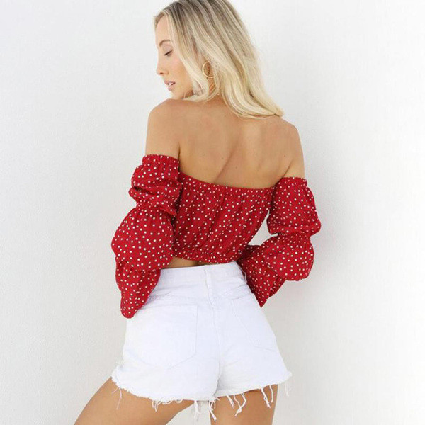 Bluză scurtă de damă cu umerii căzuți și mâneci lungi