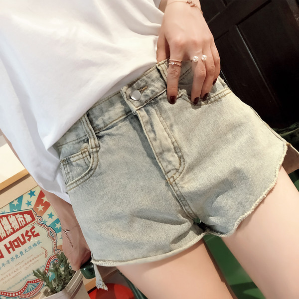 Blugi scurti retro de dama cu talie inalta intr-o culoare deschisa