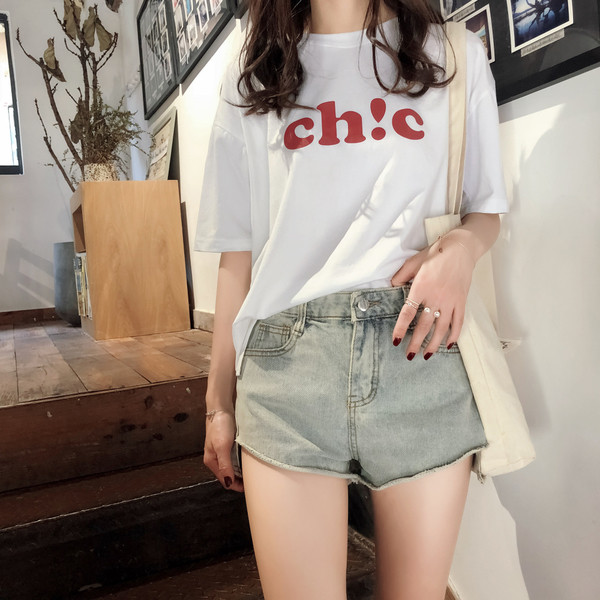 Blugi scurti retro de dama cu talie inalta intr-o culoare deschisa