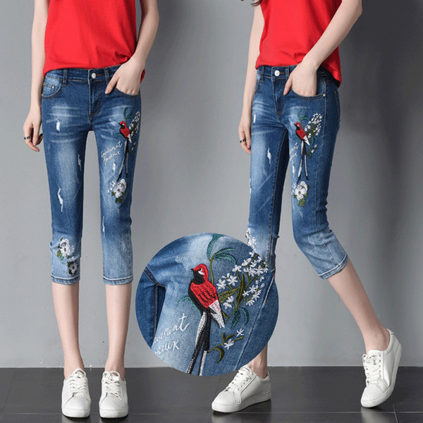 Blugi de dama cu lungime 3/4 si broderii