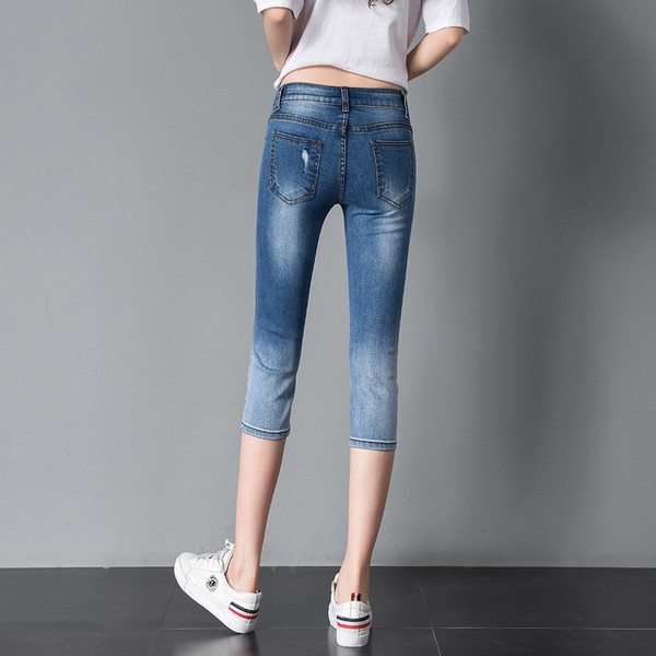 Blugi de dama cu lungime 3/4 si broderii