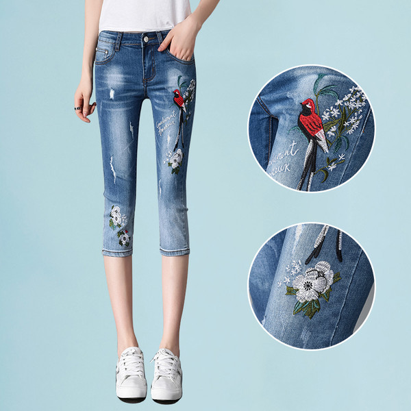 Blugi de dama cu lungime 3/4 si broderii