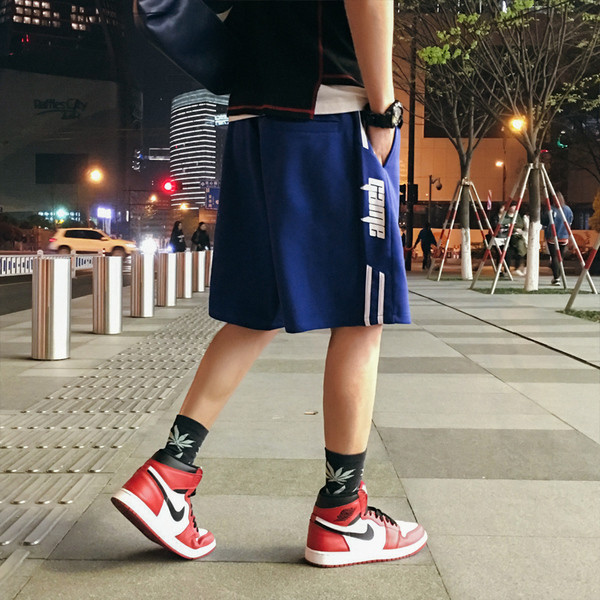 Pantaloni scurți bărbați model larg cu inscripție