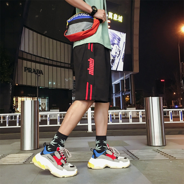 Pantaloni scurți bărbați model larg cu inscripție