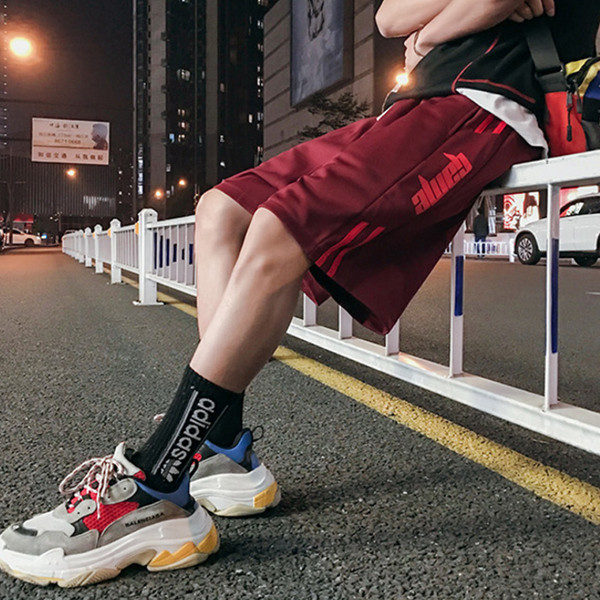 Pantaloni scurți bărbați model larg cu inscripție