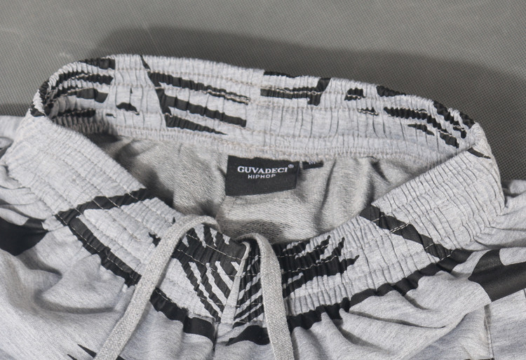 Pantaloni scurți bărbați în două culori cu imprimeu