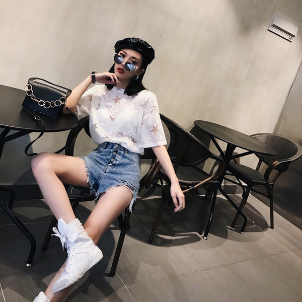 Blugi moderni, scurti, rupti, cu nasturi si talie inalta