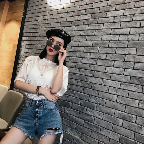 Blugi moderni, scurti, rupti, cu nasturi si talie inalta