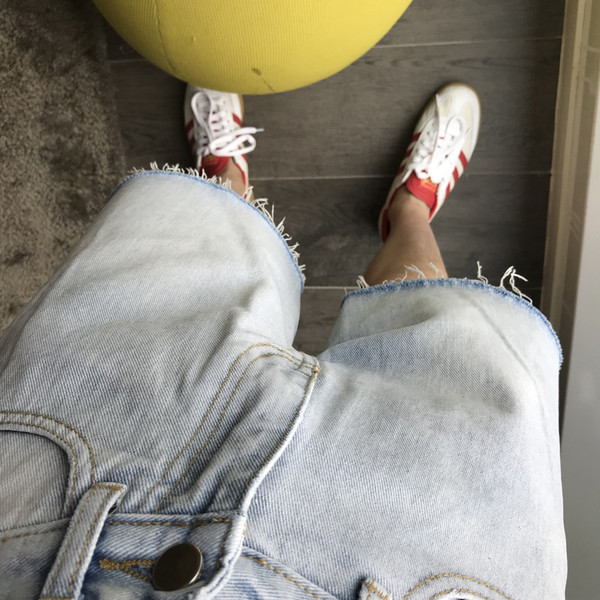 Model larg de blugi scurti de dama cu talie inalta intr-o culoare deschisa