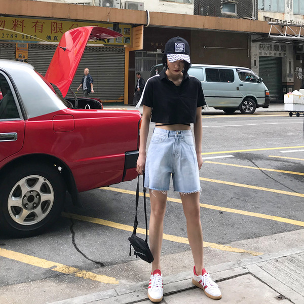 Model larg de blugi scurti de dama cu talie inalta intr-o culoare deschisa