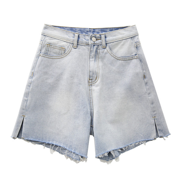 Model larg de blugi scurti de dama cu talie inalta intr-o culoare deschisa