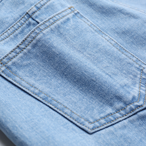 Model larg de blugi scurti de dama rupti cu talie inalta