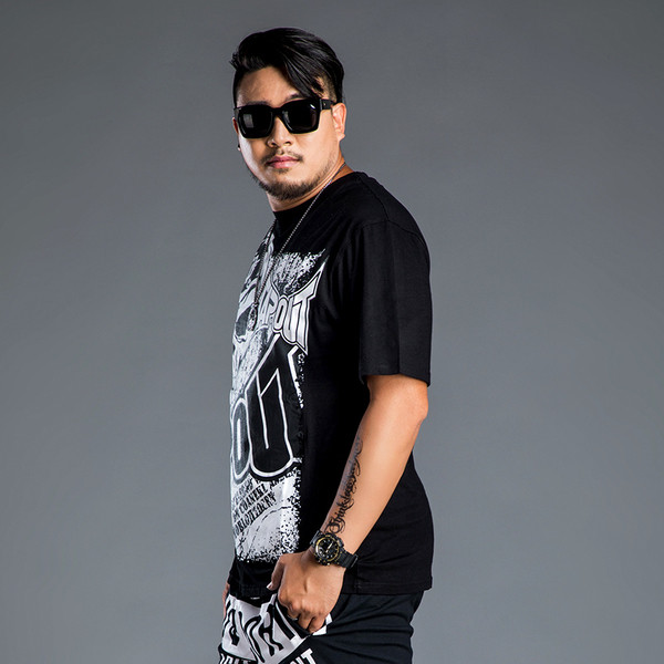 Tricou bărbătesc cu guler în formă de O cu imprimeu și inscripție