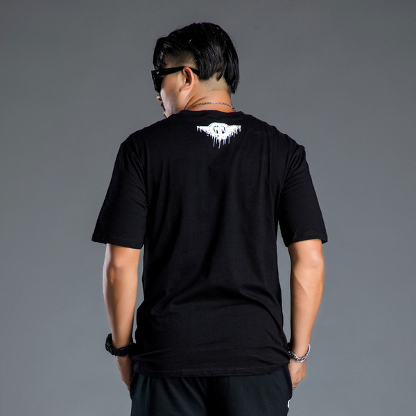 Tricou bărbătesc cu guler în formă de O cu imprimeu și inscripție