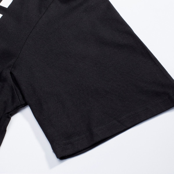 Tricou bărbătesc cu guler în formă de O cu imprimeu și inscripție