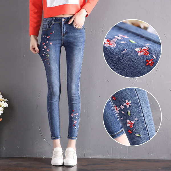 Blugi de dama moderni cu broderie florala in doua modele