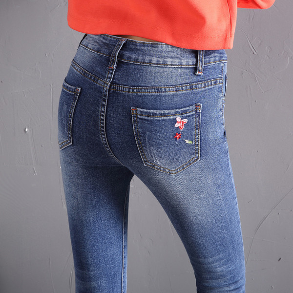 Blugi de dama moderni cu broderie florala in doua modele